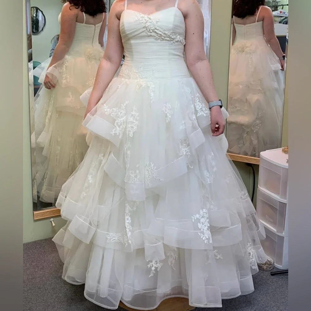 Vera Wang Ivory Wedding Dress - Picture 4 of 4